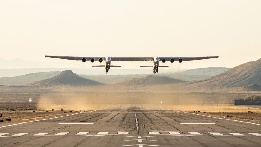 Пилоты сидят в правой кабине Stratolaunch. Фото: Stratolaunch