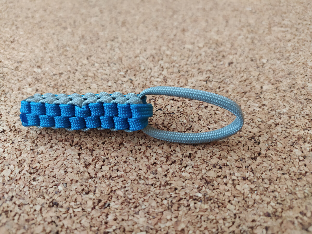 Готовый квадратный темляк. [Авторская иллюстрация]