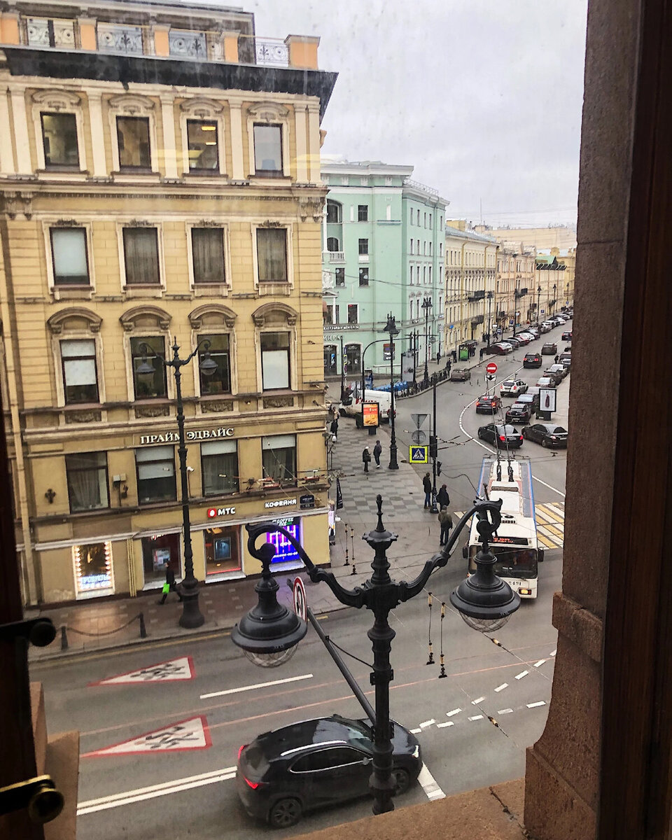 Вот такой потрясающий вид открывается из окна