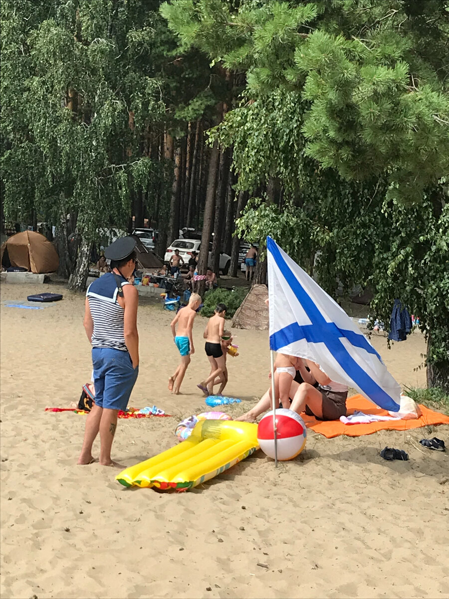 Фото автора. Сегодня на пляже "Песчанка" что в Боровом Новосибирска. Запасной матрос помнит о Дне ВМФ!