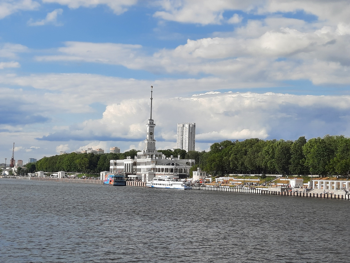 Обновленный Речной вокзал Москвы с воды канала. Фото автора