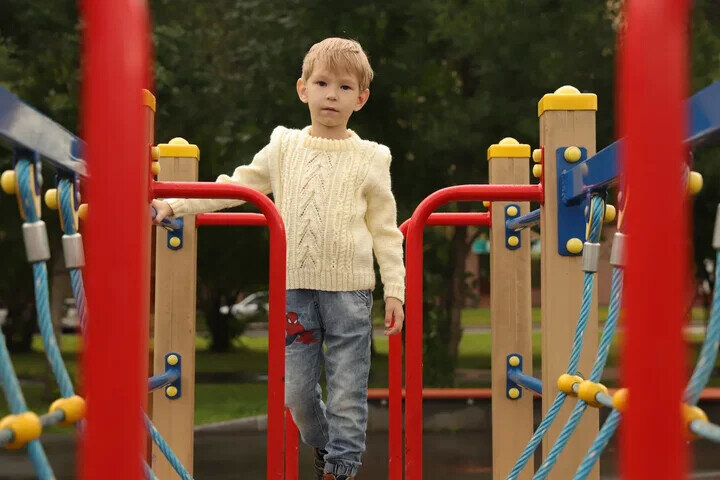 Связан  из  Ализе.  Ниточка  довольно  тонкая,  поэтому  пуловер  абсолютно  не  массивный  и  не  тяжелый. Ушло  250  гр  пряжи.