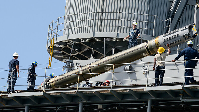 ПОГРУЗКА КРЫЛАТОЙ РАКЕТЫ "ТАМАГАВК". ФОТО: U.S. NAVY / GLOBALLOOKPRESS 