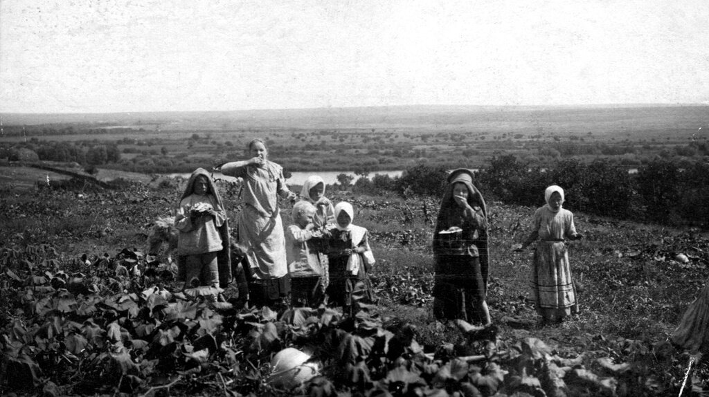 Крестьянские дети на бахче. Ипполит Прощаков, 1 августа 1890 - 30 сентября 1899 года,  обл. Войска Донского в пригороде г. Новочеркасска, из архива Ивана Петровича Второва.