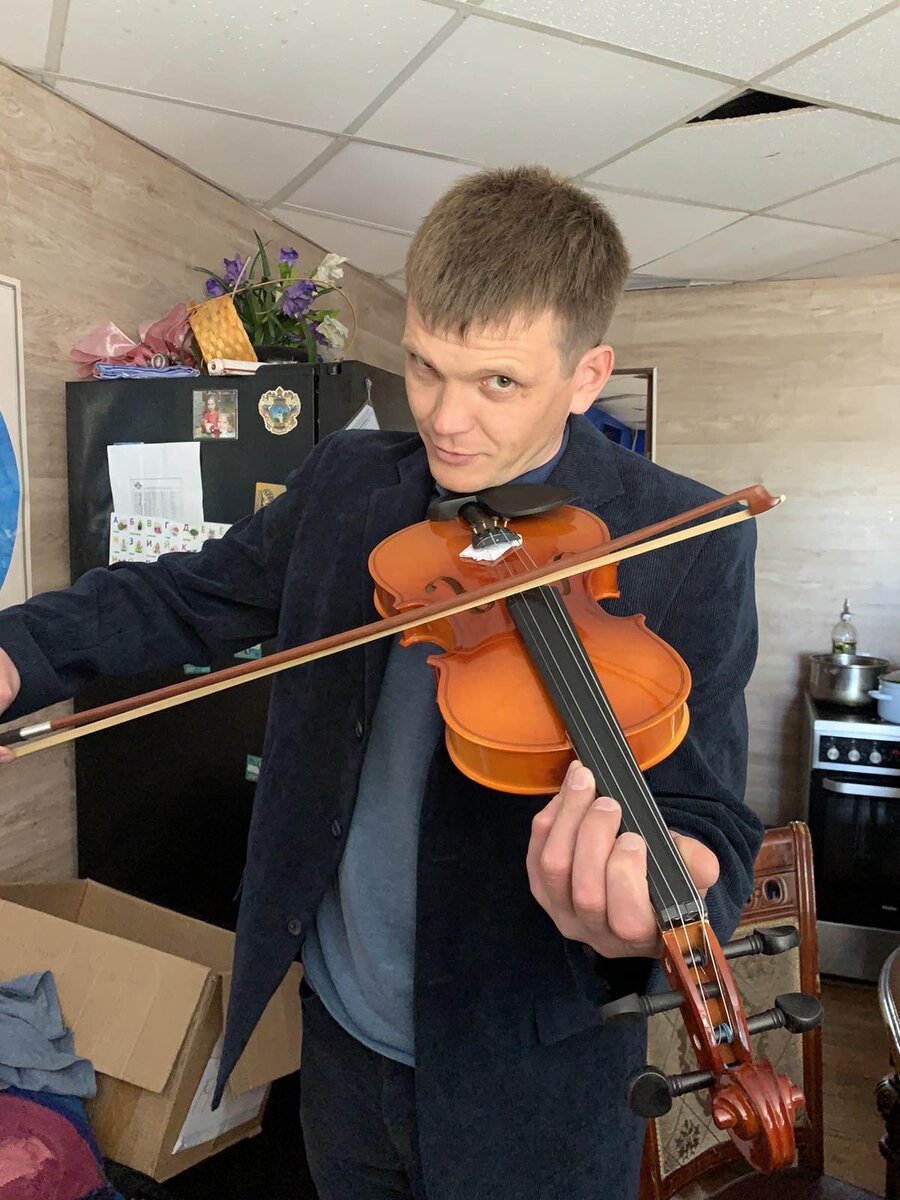 Однажды мастер который делал скрипки сделал скрипку которая отличалась от всех остальных скрипок, у неё был особенный звук и осенённые изгибы одним словом лучше всех остальных. И когда узнавали люди об этой скрипке ему предлагали продать ее, но мастер ни закину деньги не соглашался ее продать. 