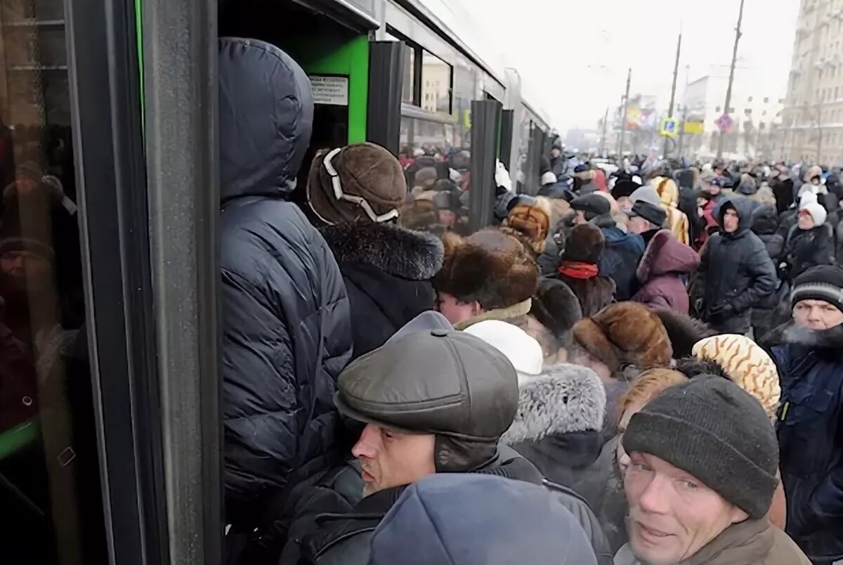 Толкучка в транспорте. Толпа в автобусе. Толкучка в автобусе. Давка в автобусе.