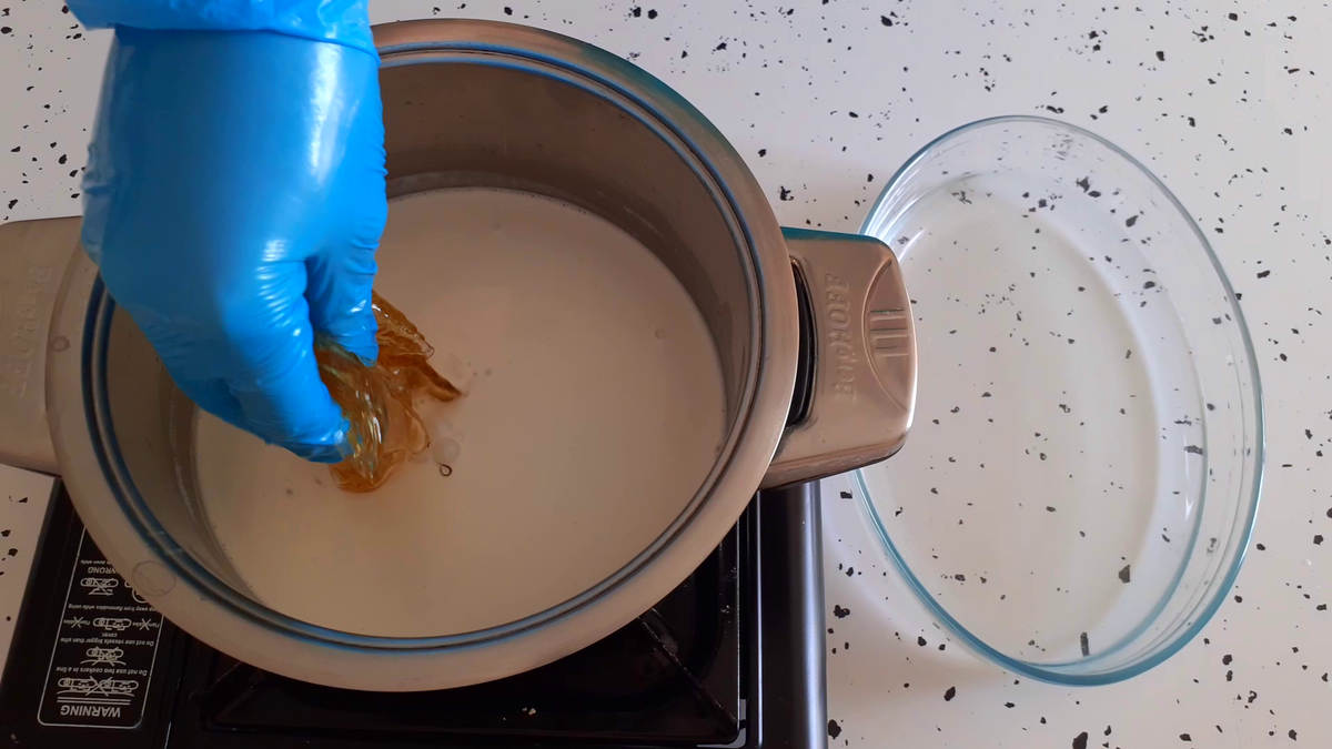 I extract the swollen gelatin from the water and squeeze it out. I dip gelatin in hot coconut milk.