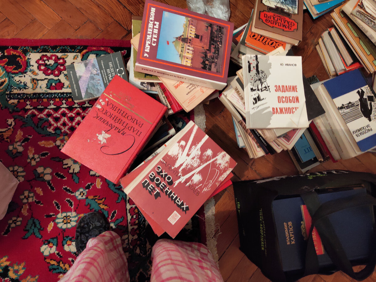 Политическую литературу отнесла в пункт сбора бумаги. Получилось всего книги 3-4.