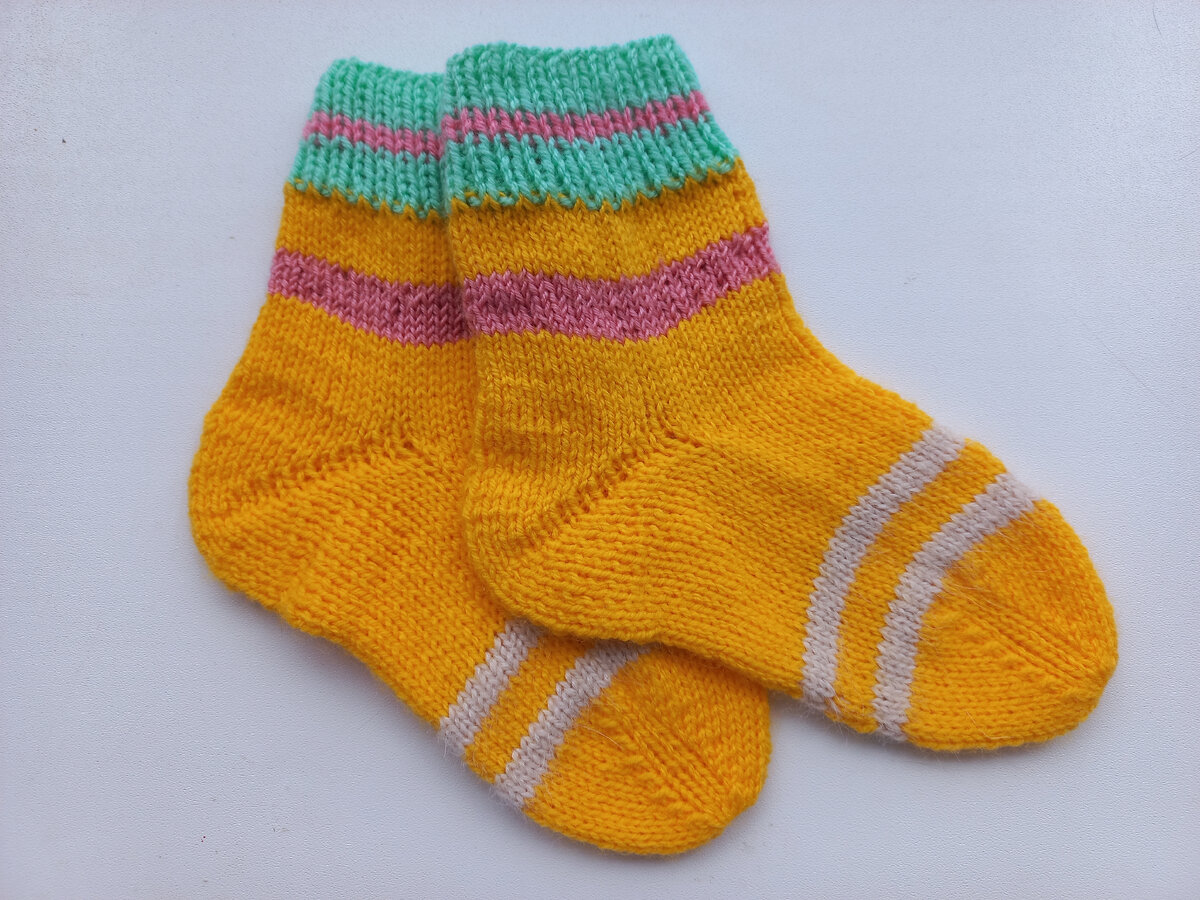 Радужные детские носочки из остатков пряжи