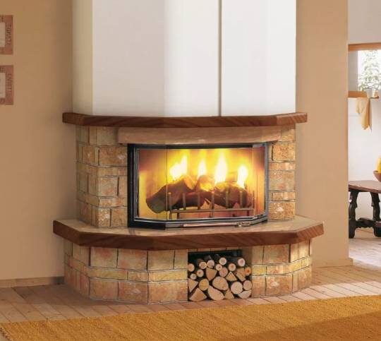 Всем привет! В этой статье поговорим о том, какая древесина лучше подходит для камина: лиственная или хвойная? Конечно, главное, чтобы древесина не была мокрой, потому что она не горит. Что касается видовых предпочтений... Что ж, их теплота сгорания очень похожа. Теплотворная способность представляет собой теплоту сгорания за вычетом испарения воды. В атмосферу выбрасываются кислород, азот, углекислый газ, зола и вода. Важно, чтобы дрова перед тем, как их поместить в камин и поджечь, находились в надлежащем воздушно-сухом состоянии. Потому что они вас спасут, когда наступят морозы.
Оптимальная выдержка, позволяющая достичь влажности 15-20%, составляет около восемнадцати месяцев. Более длительное хранение значительно снижает качество сырья. Важно на этапе хранения поленьев не подвергать их воздействию мороза и дождя. Лучше, чтобы дерево лежало на ветре, чем на солнце. Он сушит материал и очищает его от пыли и других отложений.
Именно поэтому свежесобранные поленья следует хранить не в подвале, а в затененном месте рядом с домом. Накройте это место крышей, защитите его от грызунов и стоячей воды. Совершенно не стоит покупать дрова в последнюю минуту, перед началом отопительного сезона.
В свою очередь, плохо хранимая древесина, мокрая и замшелая, дает вдвое меньше тепловой энергии, чем сухое сырье. Кроме того, шлам из такой печи вызывает образование смол, а также коррозию металлических и керамических элементов конструкции печей. Итак, прежде чем сделать выбор, чем топить камин, подумайте, куда класть поленья и будет ли это место полезно для них. В нашей стране чаще всего сжигают грабы, березы и ели.
