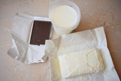 ШАГ 1:
Как сделать шоколадный молочный коктейль? Сначала подготовьте все необходимые ингредиенты. Молоко можно использовать любой жирности. Но оно должно быть холодное. Поэтому доставайте его из холодильника непосредственно перед использованием. Шоколад подойдет молочный или темный. Мороженое для коктейля я обычно беру пломбир, без заменителей молочных жиров.