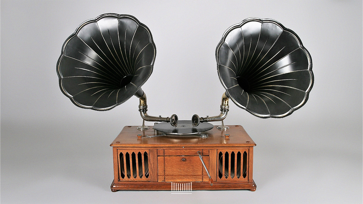 патефон 1939. виниловый проигрыватель. граммофон играет. патефонный завод г. парень с пластинкой.