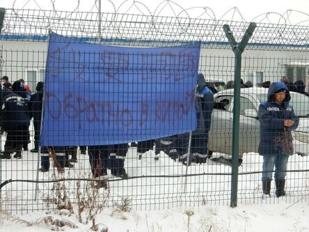 Китайские мигранты в Комсомольске на Амуре НПЗ бастуют про выплату заработанной плате.