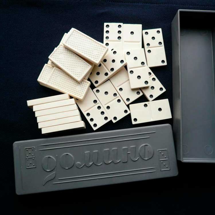В советское время домино пользовалось огромной популярностью. Хотя коробочка с ним стояла на полке в каждой квартире, эта игра считалась развлечением в основном для мужской половины населения СССР.