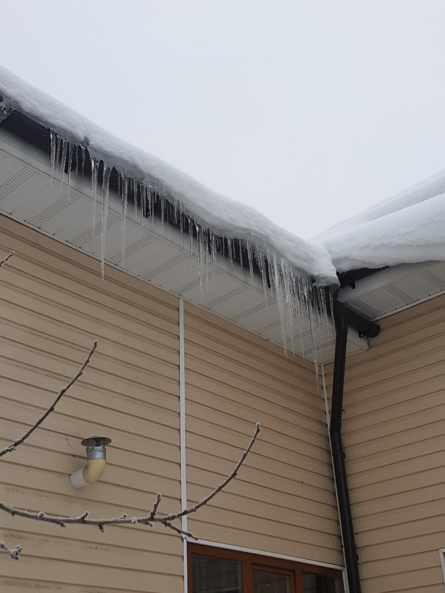 Вот именно эти сосульки я и обнаружила. И стоит отметить, что температура на улице была около минус 20 и никакой весенней капели не могло быть однозначно.
