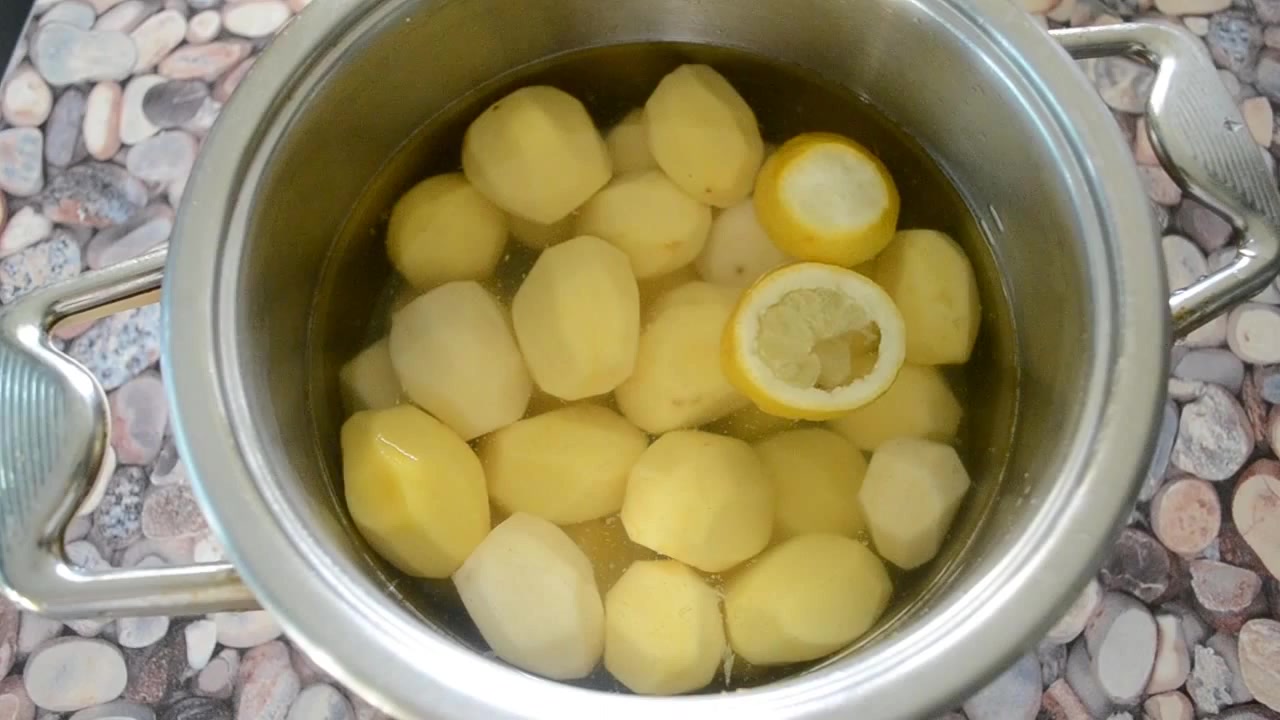 В картофеле есть вода. Картофель очищенный. Картошка в воде. Потемнение картофеля. Потемнение мякоти картофеля.