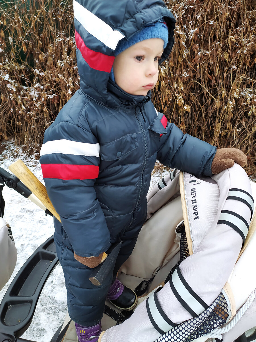 Просила попозировать и показать молоток. Не согласился. 