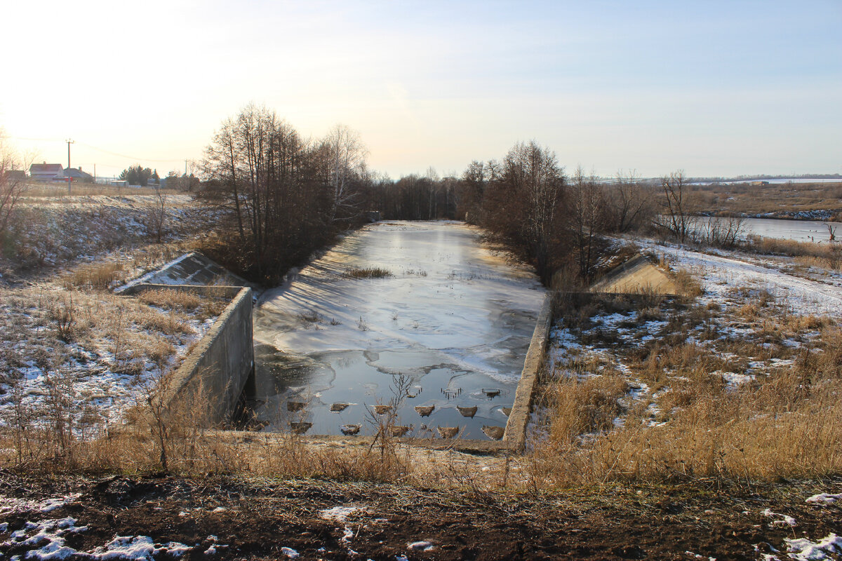 Перелив дамбы в с.Чубовка. Где-то там далеко местный "водопад".
