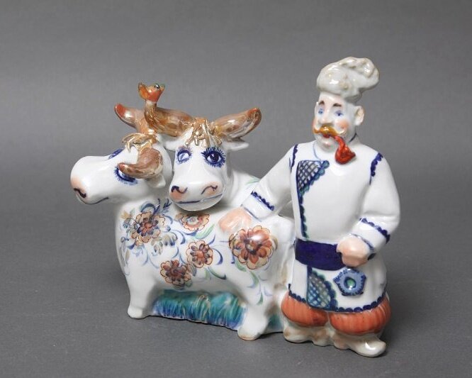 Скульптура "Мужик с коровами" из скульптурной композиции "Народные усмешки" 1989-1990 гг, Высота - 15,0 см Длина - 18,0 см "Музей-усадьба "Кусково",  источник https://goskatalog.ru/ 