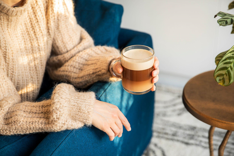 Смешивайте кофе с молоком для приготовления кофейно-молочных напитков