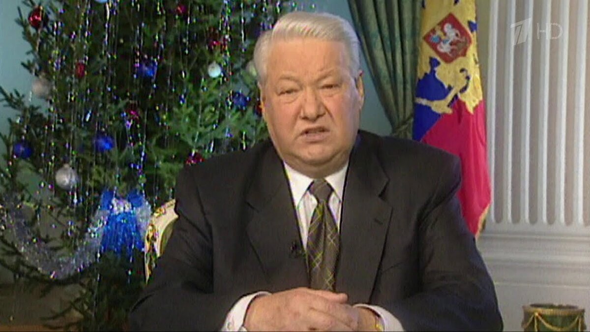 А вот это он через восемь лет, уже напоминающий позднего Брежнева, порешав вопросы с собственной неприкосновенностью и неприкосновенностью Семьи, позорно бежит от руководства разваленной им страны. 


