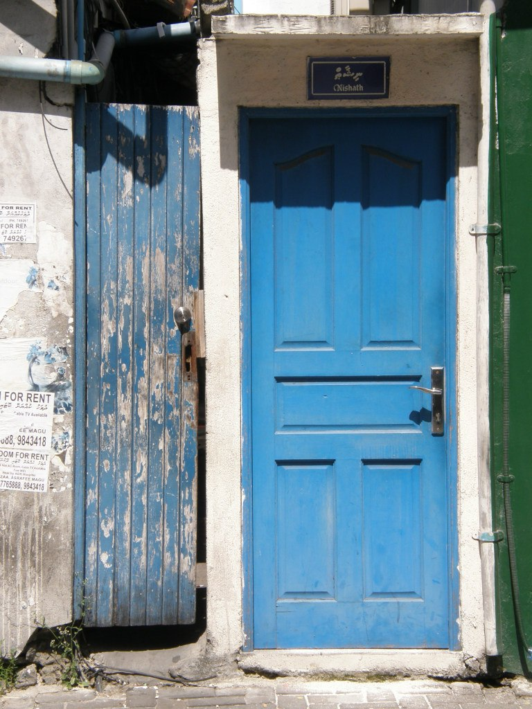 Мале. Слева – вход исключительно для стройных. Фото автора