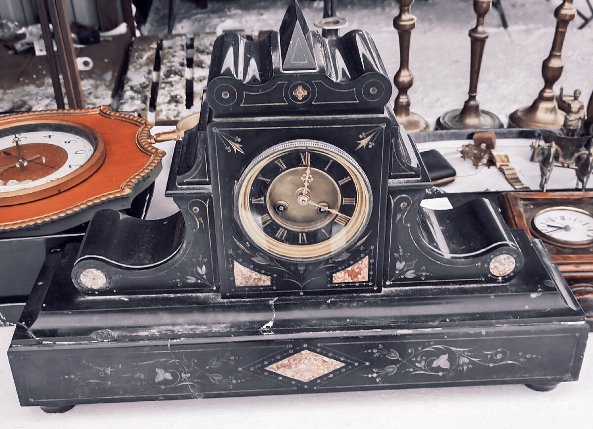 Посмотрите! Это из камня! Продавец сказала, что это мрамор. Но насколько я разбираюсь в камнях- это гранит. 