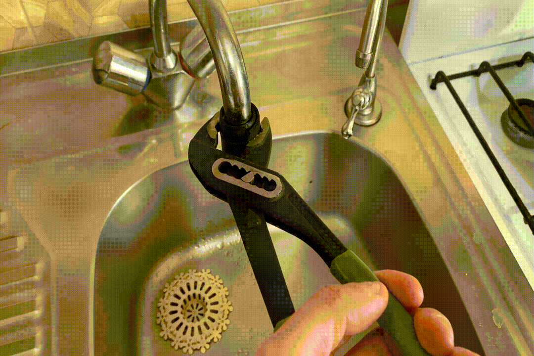 Открутил сетку при помощи клещей и резины.