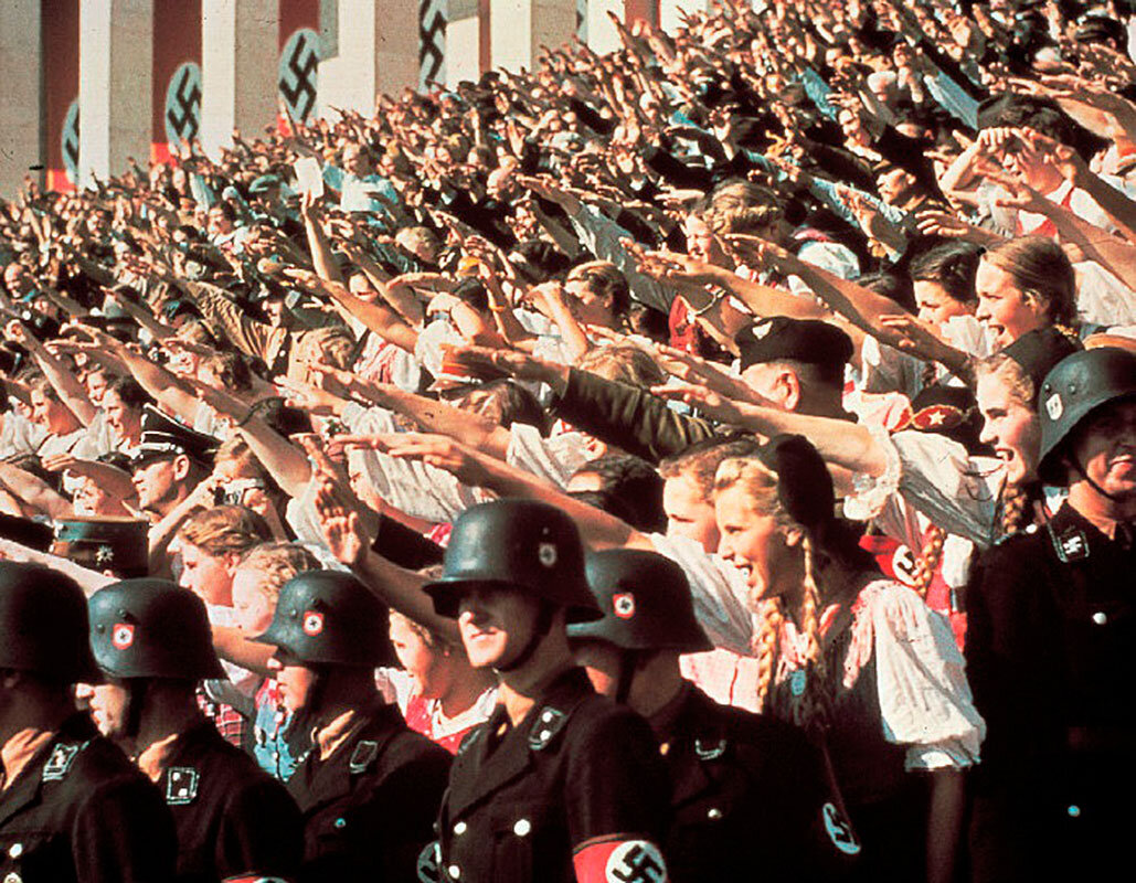 Съезд НСДАП В Нюрнберге 1937. 3 Рейх зигуют. Германия 1933 год толпа зигует. Съезд НСДАП 1938. Фашистские митинги
