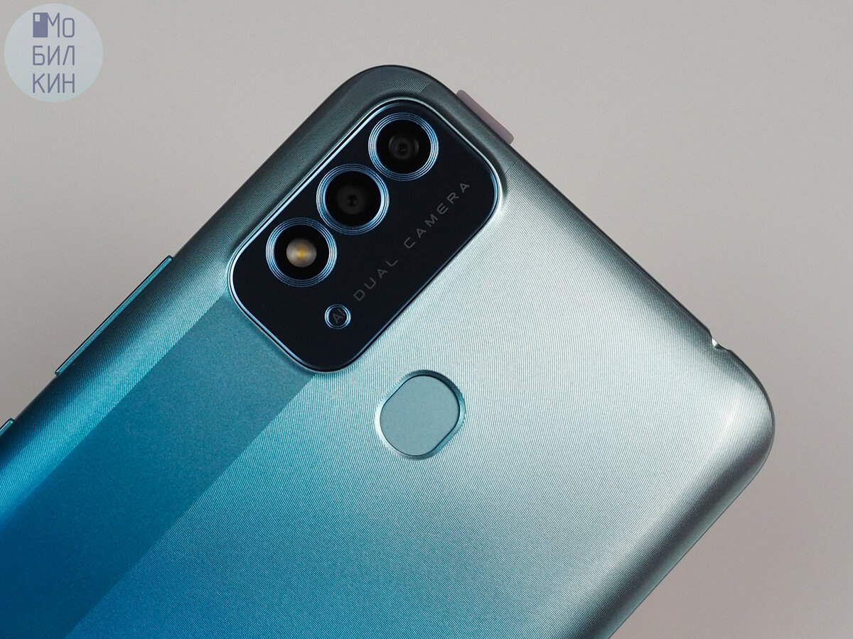 Сканер отпечатков пальцев разместили сзади и чуть выше, чем хотелось бы. Работает он не очень быстро, но вполне точно