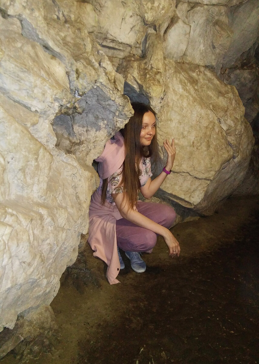 Фото "пещерной женщины" слушающей и наблюдающей