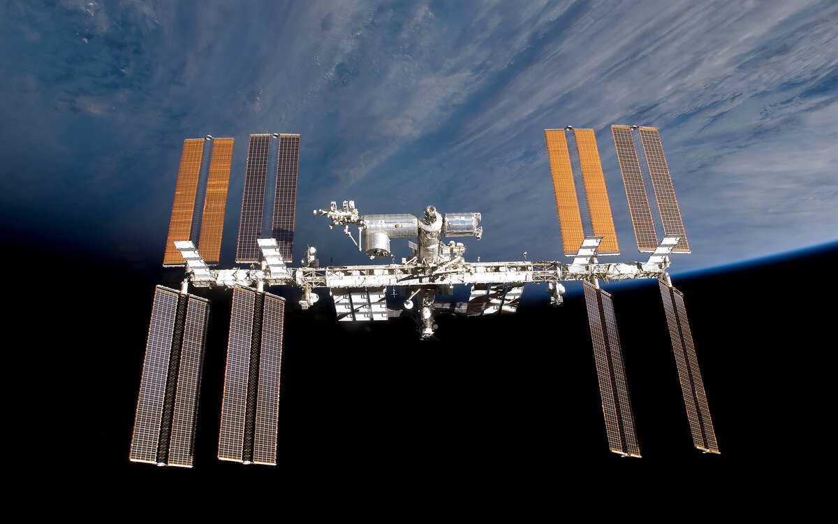 Сколько орбитальных станций в космосе сейчас. Международная Космическая станция МКС. Международная Космическая станция ISS. Космическая орбитальная станция МКС. МКС станция 2021.