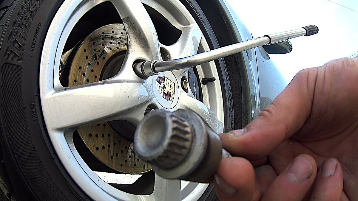 Как открутить болт на колесе One Car Wheel Bolts Isolated On White Background Stock Image Image of part, me