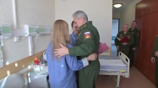 Бойцы без памяти в госпиталях. Шойгу вручил героя России в госпитале. Раненые военные РФ В госпитале. Раненые военные РФ 2022 В госпитале. Шойгу награждает военных в госпитале