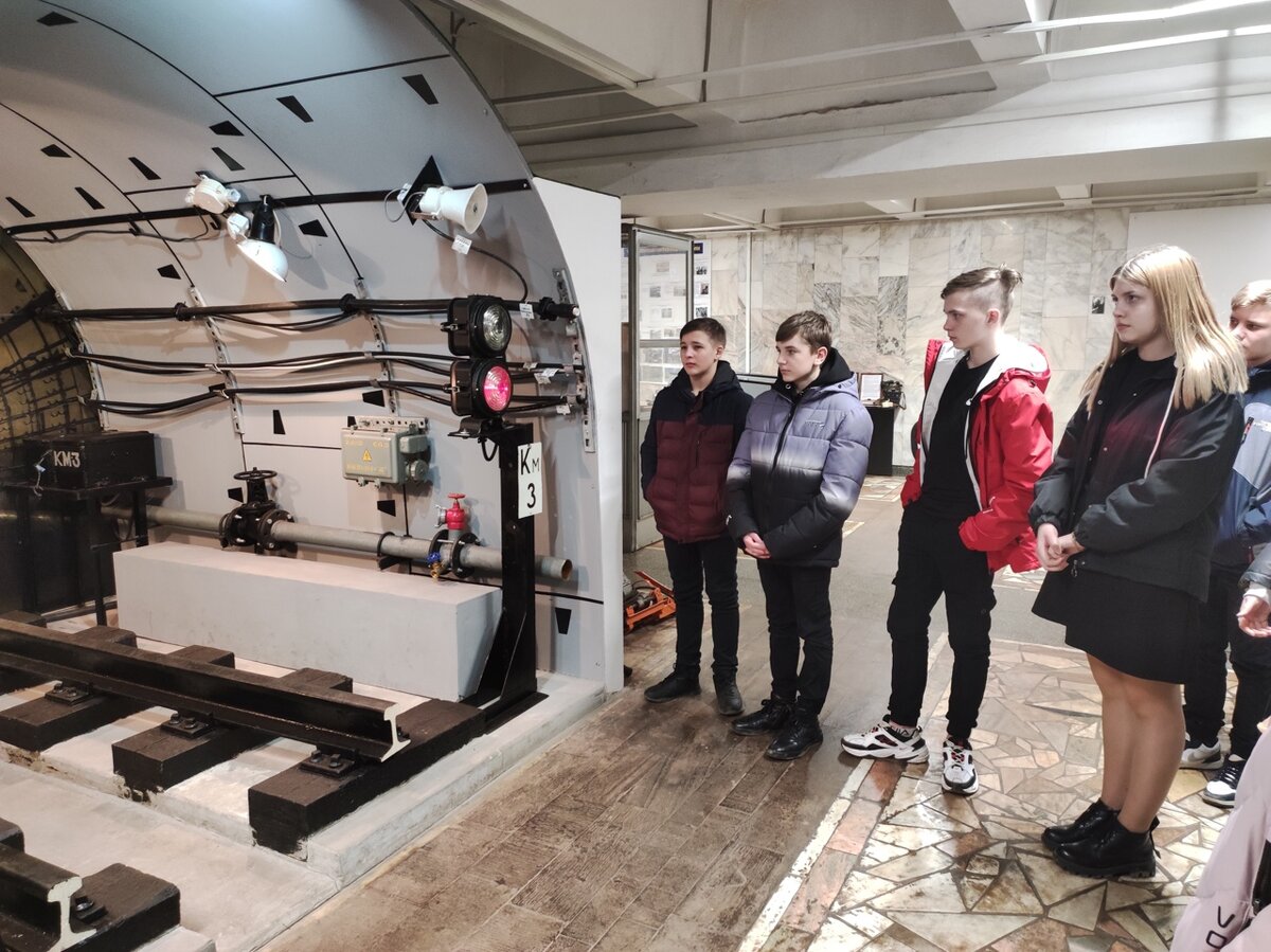 Обучающиеся 7-10 классов МБОУ Красноватрасской средней школы спасского р-на Нижегородской области, рассматривают модель участка тоннеля в музее метро.           ист:https://vk.com/public166715683