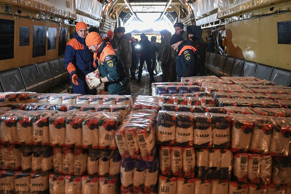 Военнослужащие и сотрудники МЧС России разгружают гуманитарную помощь для жителей Запорожской области
