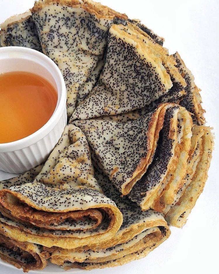 🔶МАКОВЫЕ БЛИНЧИКИ🔶
⠀
✅Яйцо 2шт
✅Подсластитель 
Взбить, добавить:
✅Молоко 500мл
Взбить, добавить :
✅Мука рисовая 140гр
✅Сода 1/2 ч.л
✅Масло оливковое 2ст.л
Взбить, добавить :
✅Мак 50гр

Мак предварительно помыть и залить кипятком, слить воду.
Выпекаем блины с двух сторон.

Автор: @_homesweet25v_ 
Ставьте ❤️ если понравился рецепт! Подписывайтесь👆, чтобы не пропустить новую вкусняшку! 
#вкусняшкапп #ппблины #ппрецепты #готовимсами #перекус #блинысмаком #ппсалаты #худеемвкусно #вкуснаяеда #полезныерецепты