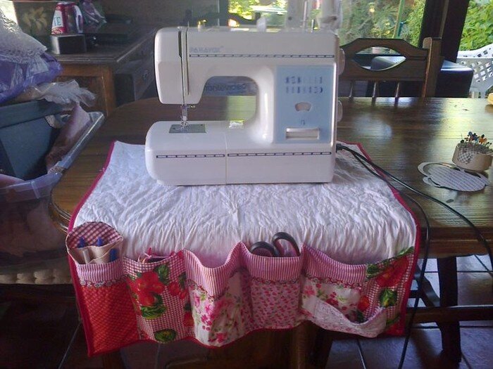 Шьем чехол для швейной машинки. Пошив на машинке. Стол для швейной машинки. Что можно сшить для начинающих на машинке. Машина для шитья.