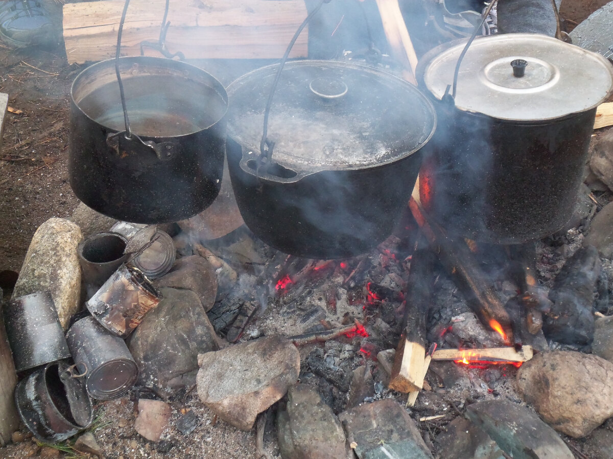 Котелки на костре