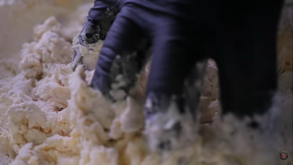 Добавляем муку и соль хорошо замешать тесто все то что получилось