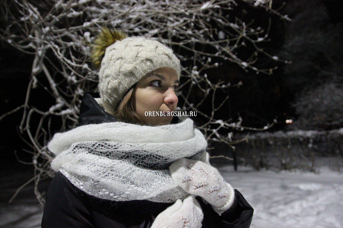 Молодая девушка в пуховых аксессуарах Оренбуржья