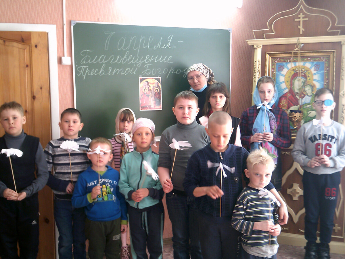 Детям о празднике  Благовещения. В руках самодельные бумажные птички, 