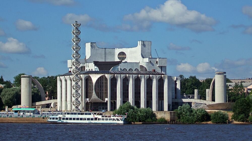НОВГОРОДСКИЙ АКАДЕМИЧЕСКИЙ ТЕАТР ДРАМЫ ИМ. Ф.М. ДОСТОЕВСКОГО. ВЕЛИКИЙ НОВГОРОД. АРХИТЕКТОР ВЛАДИМИР СОМОВ. ФОТОГРАФИЯ: TEATRVN.RU