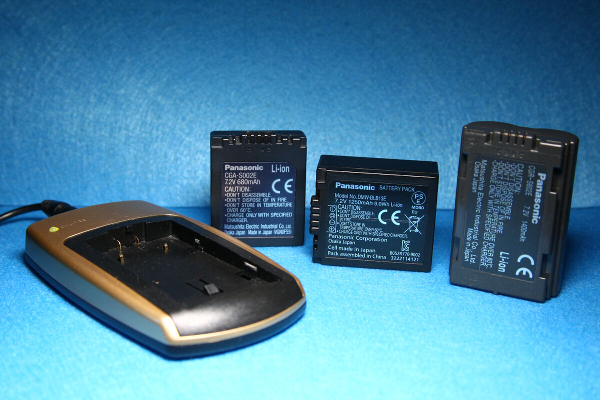 AcmePower AP CH-CP и заряжаемые ею аккумуляторы Panasonic от моих фотоаппаратов LC1 (LC5), FZ20, G2. Два дополнительных контакта намекают, что список поддерживаемых аккумуляторов можно расширить ;)