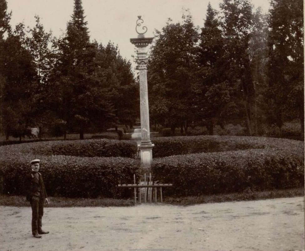 Вид на колонну от усадьбы Нарышкиных. Фотография 1903 года.