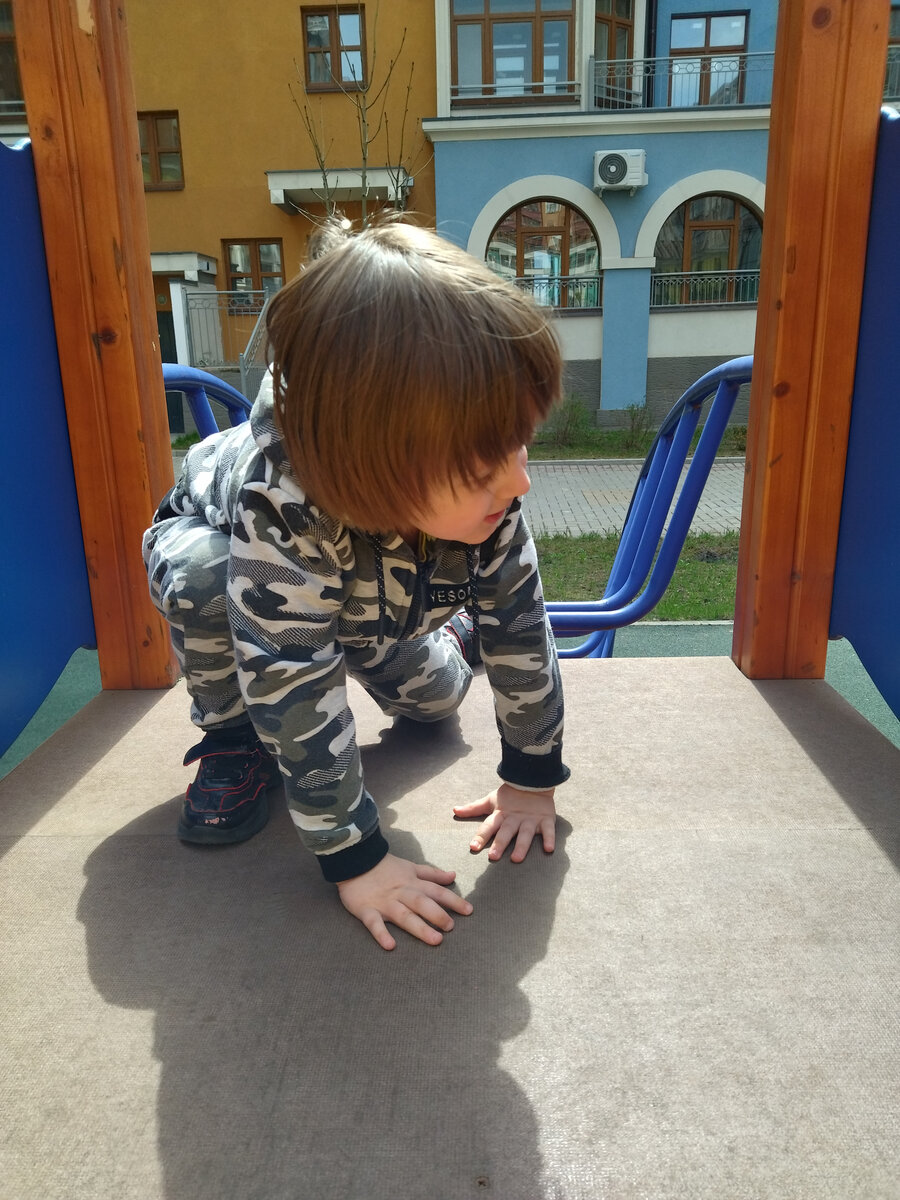 Эту лесенку Ваня пытается штурмовать уже точно больше года. И теперь он справляется сам. Видеть глаза, сияющие счастьем преодолевшего самого себя ребёнка - это ли не счастье?