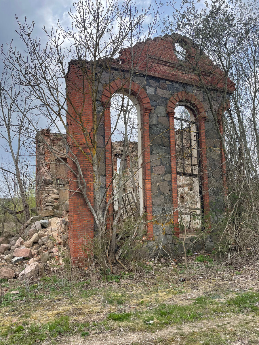 В д. Ободовцы расположена #усадьба Богдановичей, построенная  в конце 19 века. 
****
Центральное положение в усадьбе занимал парк. От въезда, оформленного брамой с железными воротами, к партеру вела двурядная аллея. 
Сам усадебный дом был выстроен из дерева, имел один этаж и мансарду.
За дорогой в усадьбу с северной стороны располагались сады
Южная въездная аллея вела в хозяйственный двор, а ныне это одна из деревенских улиц. 
Симметрично въезду располагались 2 пруда.
Здания выстроены из бутового камня и кирпича в эклетичном стиле.             
Выращивались в поместье и пушные звери с цесарками.
Так как эта территория до 1939 года принадлежала Польше, многие жители деревни еще работали при пане Богдановиче. #Истории про шляхту передаются из поколения в поколение.
Богданович был справедливый и добрый хозяин. Все его хозяйство содержалось в образцовом порядке и чистоте.

Была в семье пана и большая трагедия. Его юная дочь тяжело заболела. По рассказам, очень любила она ездить верхом. И вот в одной из своих прогулок, летним днем, разгоряченная после езды, искупалась она в прохладной речке, после чего и заболела тяжело. И надо было возить ее на лечение в Вилейку к тамошнему доктору. А дороги в те времена были никудышние. Вот и развернул пан строительство мощеной дороги. Однако через некоторое время она скончалась. А дорога осталась, и долгое время была основной транспортной артерией, связывающей Вилейку с восточными частями уезда.  
Похоронили панскую дочь и одели ей родители на шею крестик золотой. А через некоторое время двое местных жителей потревожили юную паненку, из жадности к панскому золоту. Только не принесло им то золото счастья. Один из воров скоропостижно скончался от болезни, а второй всю свою жизнь от чахотки мучался. Так отомстила паненка за то, что потревожили ее покой.