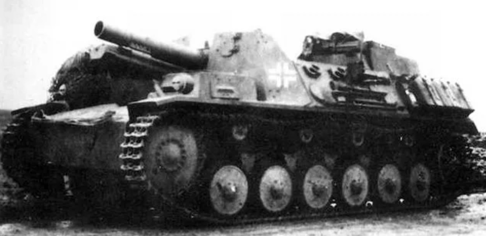 Sturmpanzer II. Известная также как Штурмпанцер II, германская самоходная артиллерийская установка периода Второй мировой войны. Относилась к классу самоходных гаубиц, формально классифицировалась как штурмовое орудие.