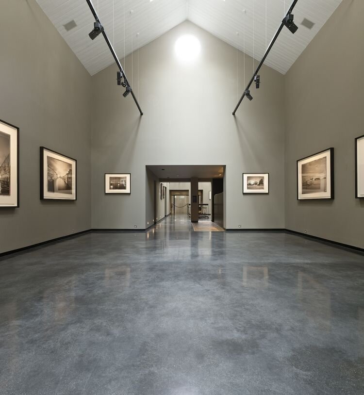 В подсобных помещениях, подвалах, гаражах сама стяжка может служить и финишным покрытием полов.