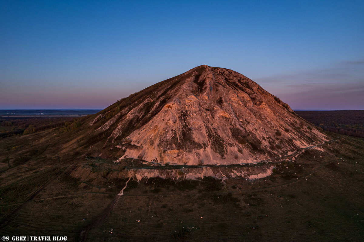 Шихан Торатау освещенный вечерними закатным солнцем.